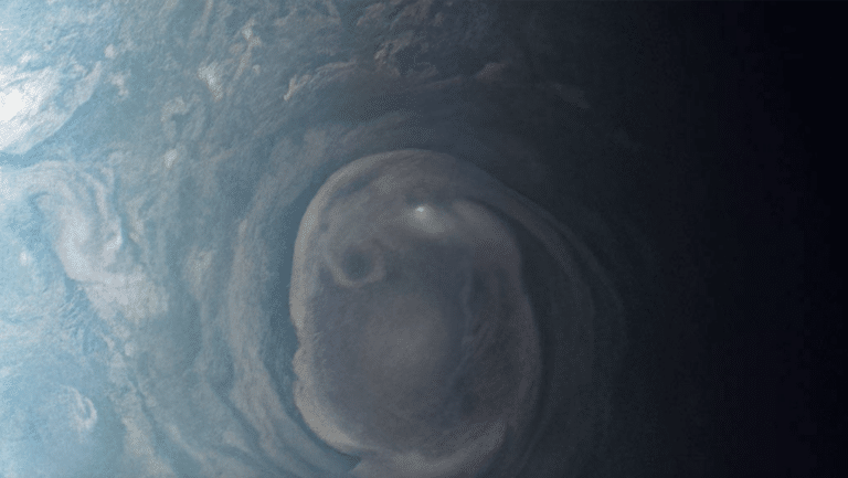 Вспышка молнии в атмосфере Юпитера / © NASA/JPL-Caltech/SwRI/MSSS. Image processing by Kevin M. Gill