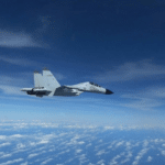 Видео: китайский истребитель J-16 сбил с курса американский самолет-разведчик