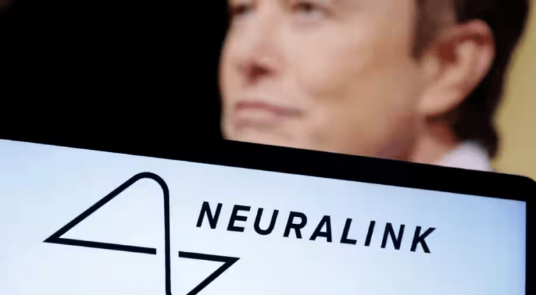 Логотип Neuralink и Илон Маск / © Reuters