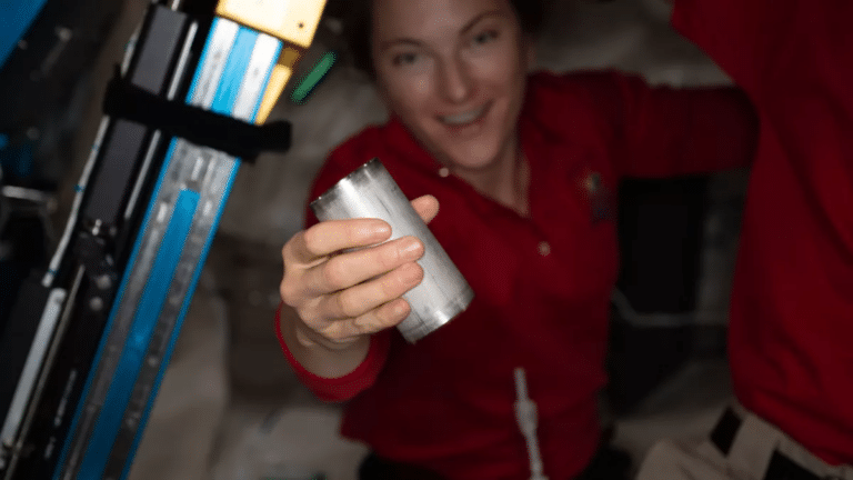 Астронавт NASA Кайла Бэррон держит фильтр, который помогает перерабатывать мочу астронавтов в питьевую воду / © NASA