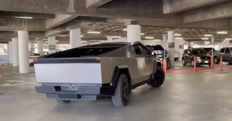 Tesla Cybertruck паркуется в гараже / © Electrek