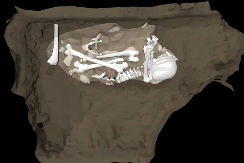 Положение костей в одном из углублений — возможно, древнейшей могиле