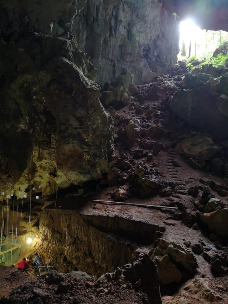 раскопки в пещере