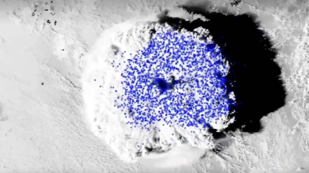 На спутниковом снимке извержения молнии помечены синими точками