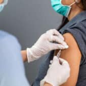 Алюминий, ртуть, формальдегид и еще три «опасных» компонентов вакцин: нужно ли их бояться?