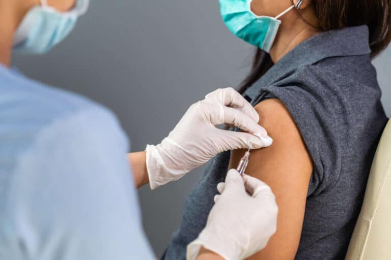 Алюминий, ртуть, формальдегид и еще три «опасных» компонентов вакцин: нужно ли их бояться?