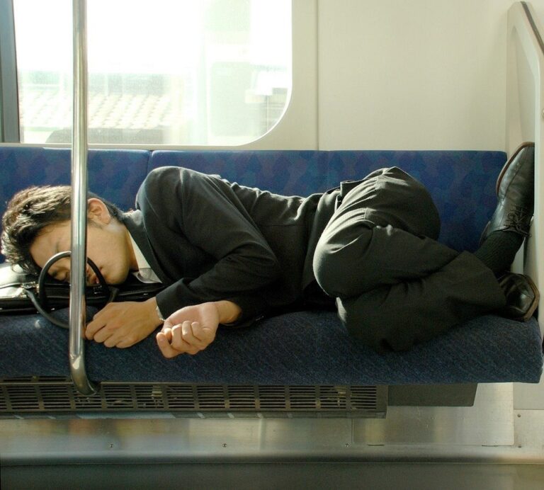 Японец спит в метро