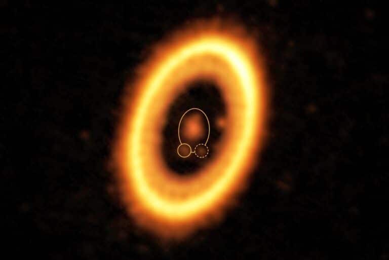На изображении ALMA пунктиром выделено скопление пыли, которое может быть зародышем новой планеты на орбите газового гиганта PDS 70 с