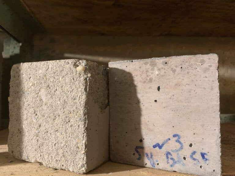 образцы-кубы бетона с ребром 10 см, после испытаний на морозостойкость бетона. На снимке слева – образец который не выдержал испытание, а справа, который выдержал