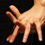 Психологи выяснили, что мы неправильно оцениваем тяжесть своих рук