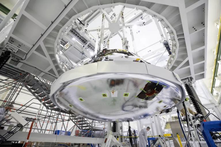 Установка теплозащитного экрана для космического корабля «Орион» была недавно завершена в Космическом центре имени Кеннеди NASA во Флориде / © NASA