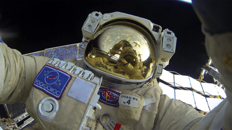 Космонавт за бортом МКС / © «Роскосмос»