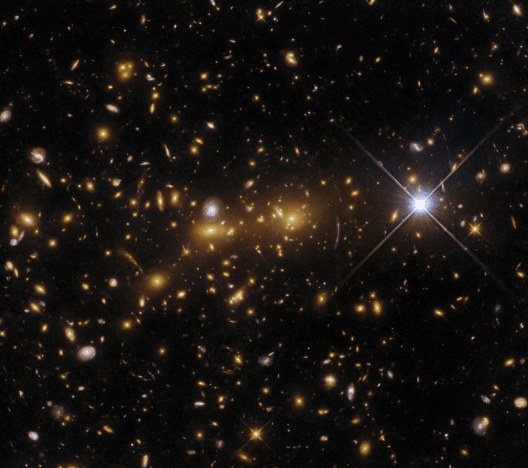  Скопление галактик eMACS J1353.7+4329 / © ESA / Hubble & NASA, H. Ebeling