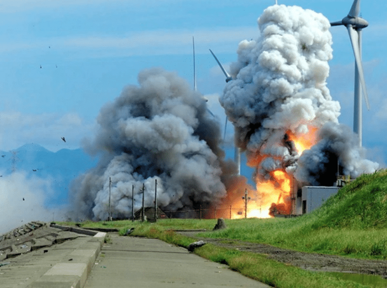 Взрыв двигателя для новой ракеты Epsilion-S / © Onkla