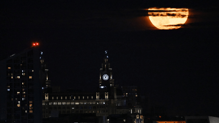 Луна над Ливерпулем (Великобритания) / © Paul Ellis / Getty Images