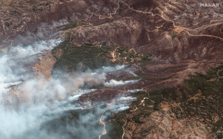 На спутниковом снимке виден лесной пожар на острове Корфу, Греция / © Maxar Technologies