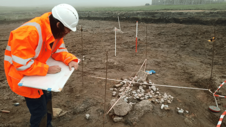 Археолог за работой / © AOC Archaeology