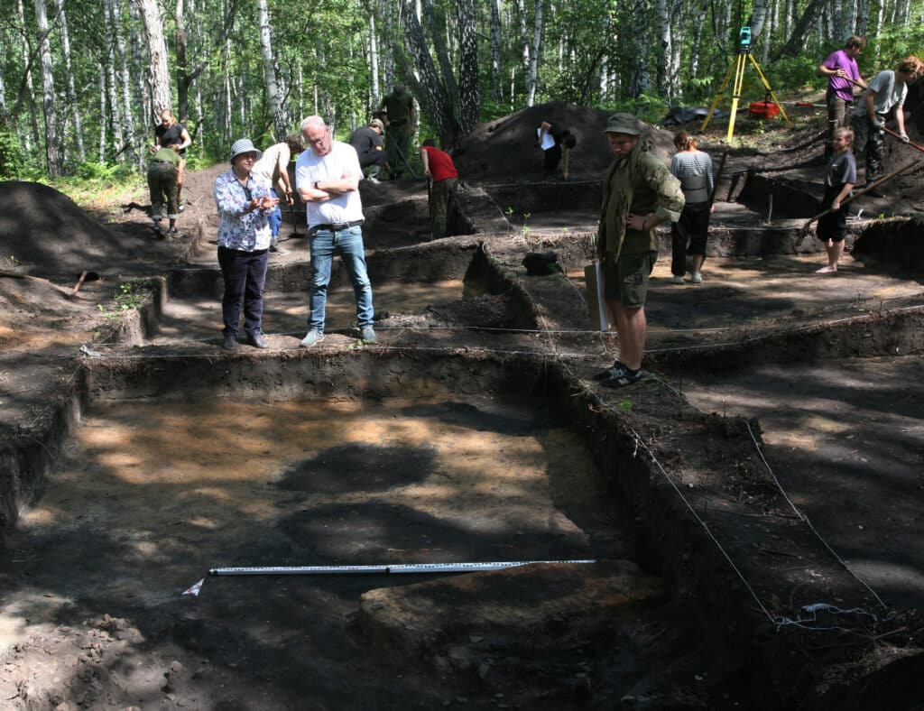 Раскопки в ремесленном квартале городища. На переднем плане — печь