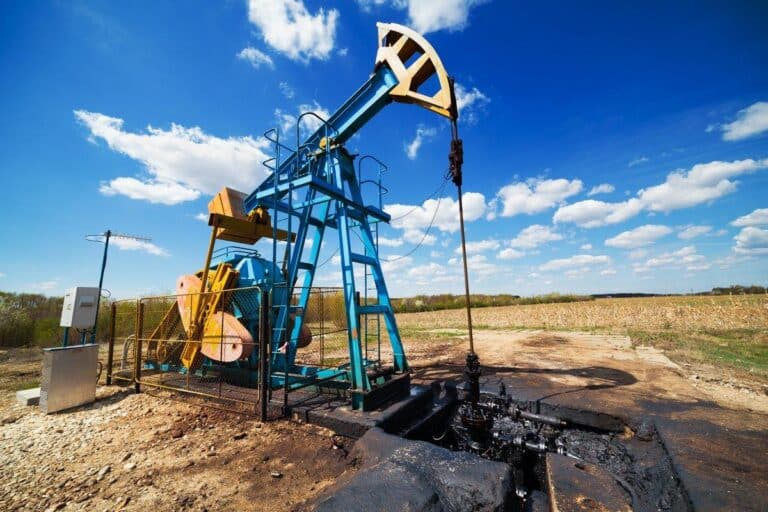 Ученые показали, что распространенный метод повышения нефтеотдачи может «испортить» сланцевую скважину