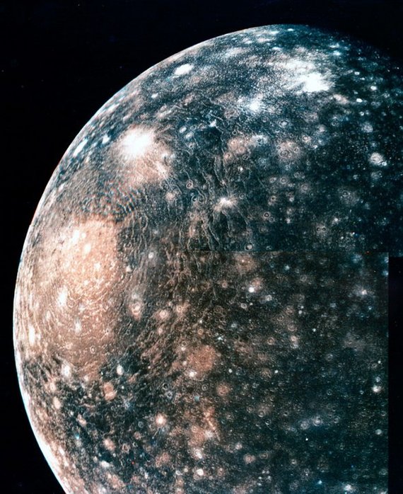 Кратер Вальхалла на спутнике Юпитера Каллисто. Фото сделано «Вояджером-1» / © NASA