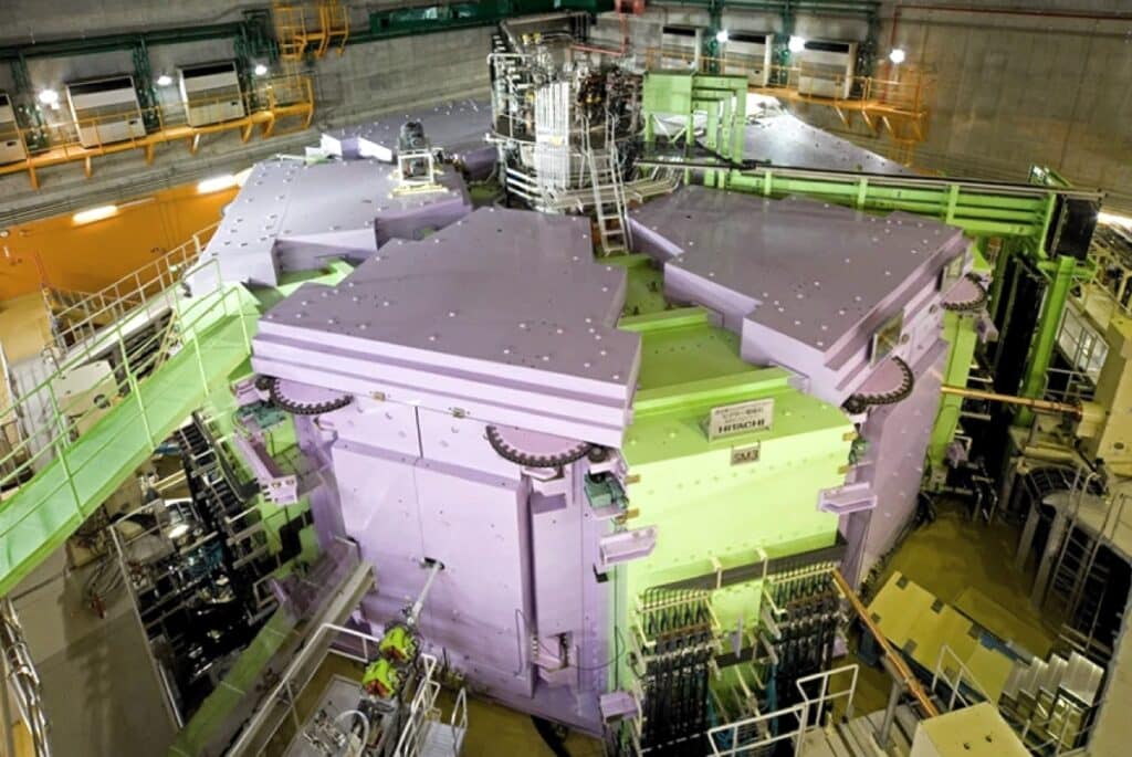 Riken RI Beam Factory ускоряет тяжелые изотопы в кольцевом циклотроне, с помощью сверхпроводящих магнитов