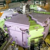 Riken RI Beam Factory ускоряет тяжелые изотопы в кольцевом циклотроне, с помощью сверхпроводящих магнитов