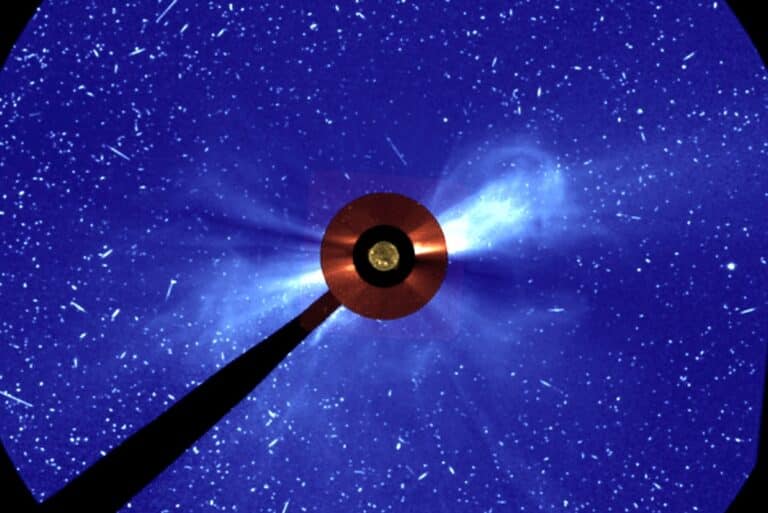 Корональный выброс массы, снятый «солнечным» зондом SOHO