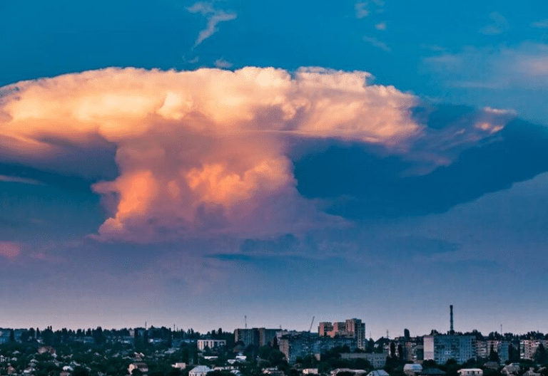 Облако-«наковальня» в небе над Казанью / © RT