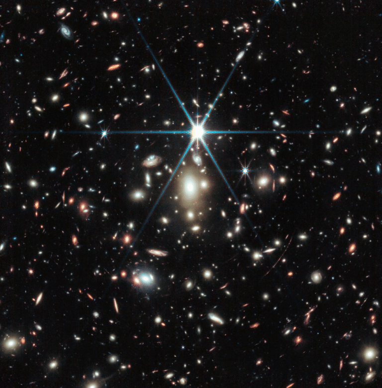 Массивное скопление галактик под названием WHL0137-08 / © NASA, ESA, CSA, D. Coe (STScI/AURA for ESA; Johns Hopkins University), B. Welch (NASA’s Goddard Space Flight Center; University of Maryland, College Park)