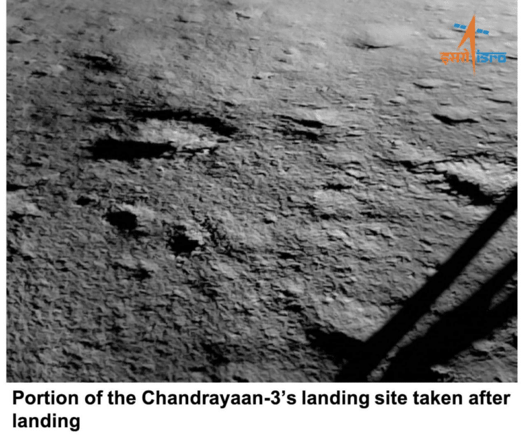 Первая фотография Луны, полученная с индийского модуля «Викрам» / © ISRO