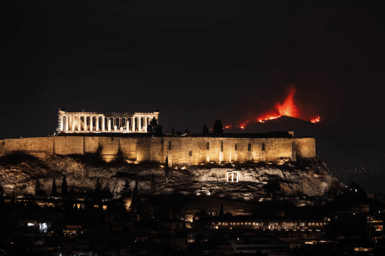 Лесной пожар за Парфеноном в Афинах, 23 августа 2023 года / © Andrea Bonetti / SOOC / AFP / Getty