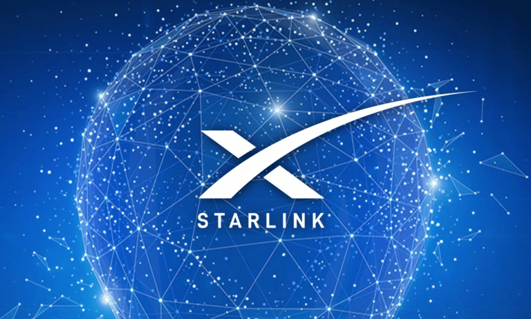 Логотип Starlink на фоне стилизованной Земли и спутников компании / ©  Starlink