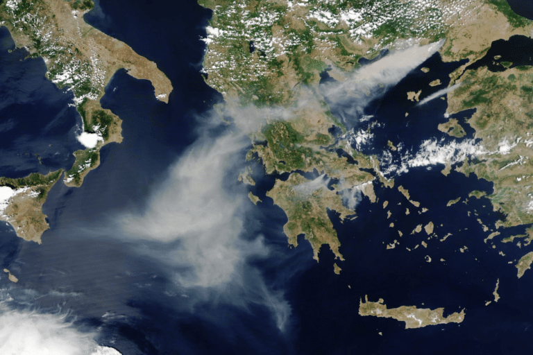 Дым от пожаров в Греции, зафиксированный спутником NOAA-NASA Suomi NPP / © NASA 