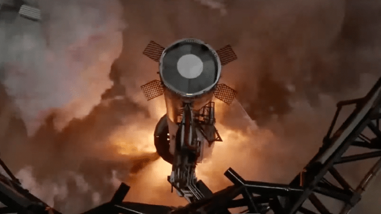 SpaceX проводит статические огневые испытания прототипа ускорителя Super Heavy Booster 9 / © SpaceX