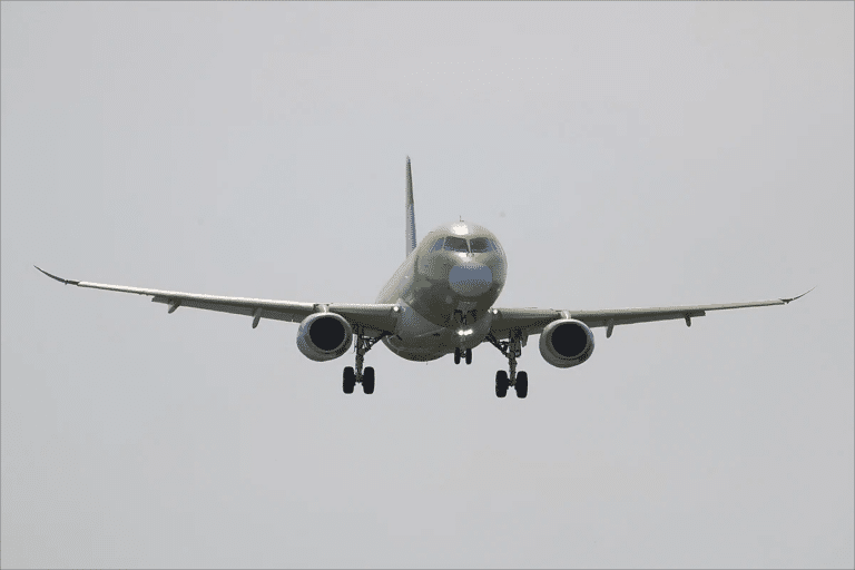 Самолет SJ-100 с импортозамещенным оборудованием совершает первый полет / © ОАК