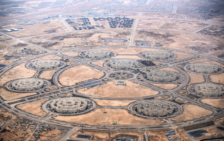 Строительство Октагона, новой штаб-квартиры Министерства обороны Египта, в новой административной столице. По завершении работ объект станет крупнейшим подобным комплексом в мире / © Khaled Desouki / AFP / Getty