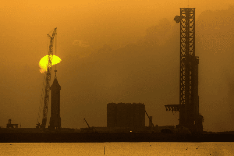 Восход солнца на «Звездной базе» SpaceX в Техасе / © William Luther / Staff
