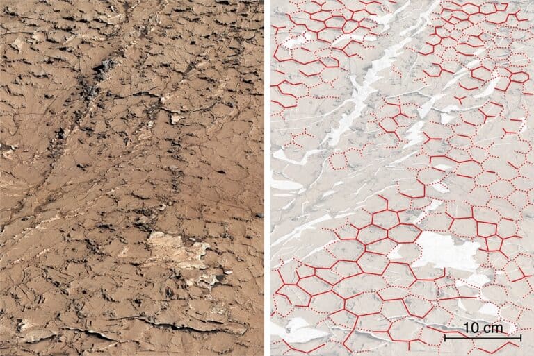 Слева — участок поверхности, снятый марсоходом Curiosity; справа — тот же участок с обозначенными на нем шестиугольными структурами