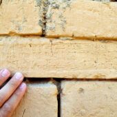 Кирпич-сырец с клинописной надписью, современный Ирак. Образец на фото имеет возраст в 2,6 тысяч лет, но до сих пор функционирует в исходном качестве.