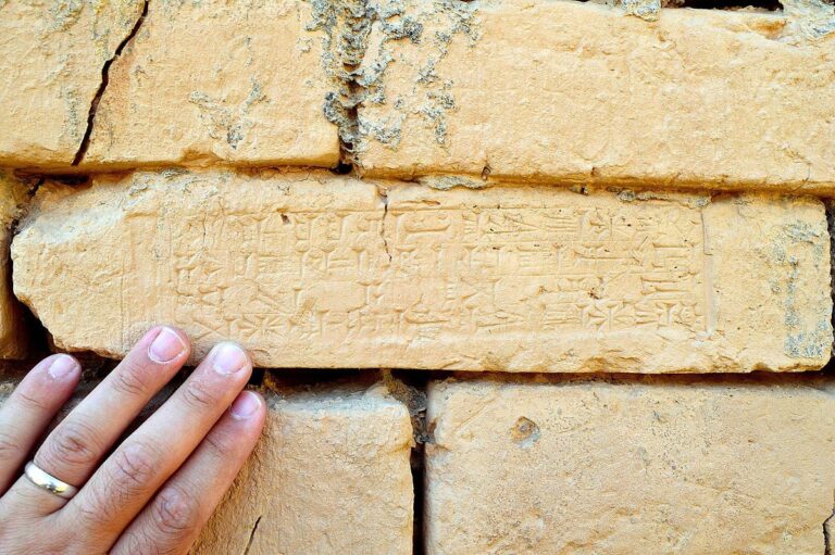 Кирпич-сырец с клинописной надписью, современный Ирак. Образец на фото имеет возраст в 2,6 тысяч лет, но до сих пор функционирует в исходном качестве.