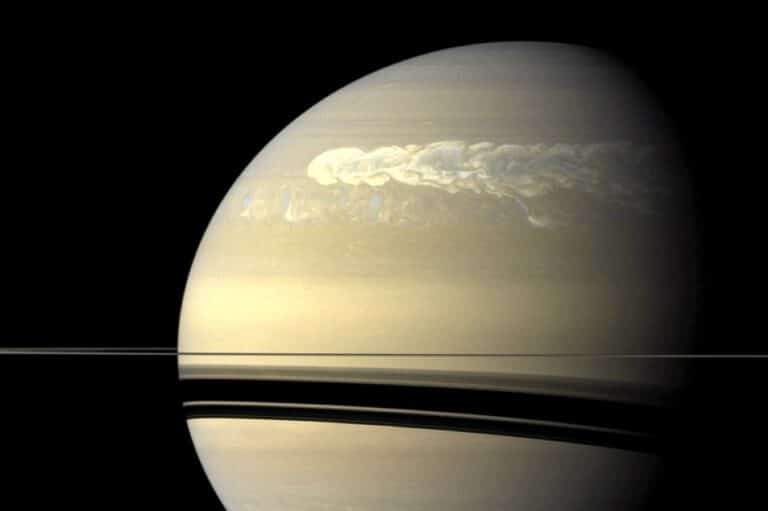 В начале 2011 года зонд Cassini снял ураган, начавшийся на Сатурне незадолго до этого и набравший полную силу
