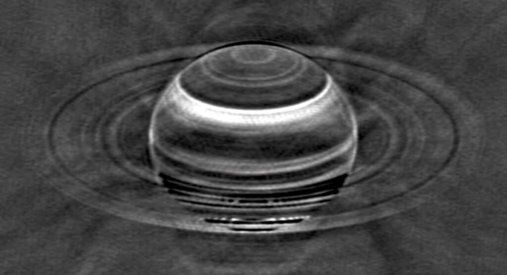 Сатурн в радиодиапазоне. Светлая полоса в верхней части — след урагана 2010 года