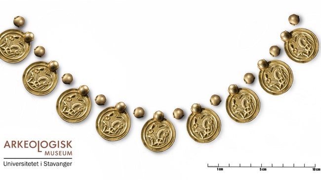 Реконструкция подвески из медальонов / © Arkeologisk museum, UIS