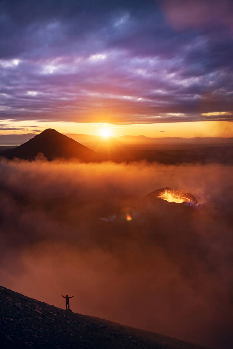Победитель в категории «Рассвет/Закат», извержения вулкана в Исландии / ©  Joshua Earle