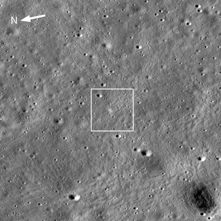 Снимок лунной поверхности, сделанный американской автоматической межпланетной станцией Lunar Reconnaissance Orbiter (LRO)  (разрешение 50 сантиметров на пиксель) / © NASA