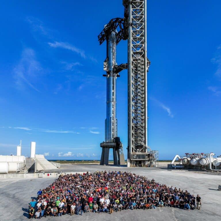Сотрудники SpaceX на фоне Starship / © SpaceX