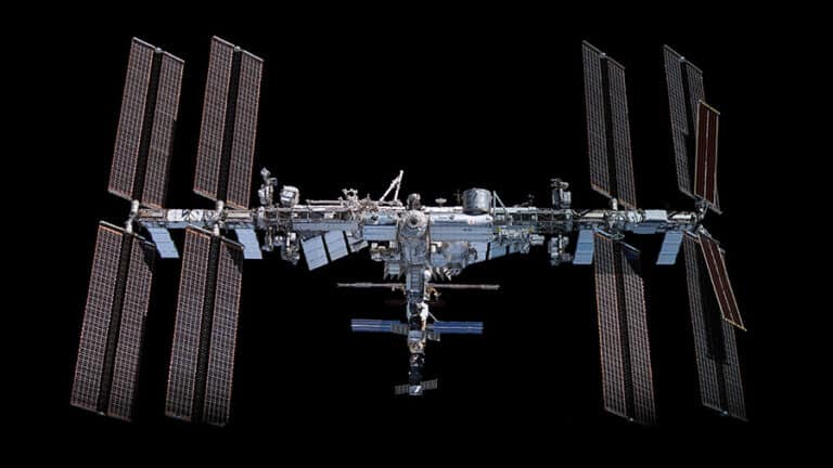 Международная космическая станция, сфотографированная с корабля SpaceX Crew Dragon Endeavour / © NASA