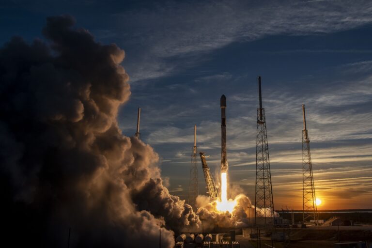 Ракета компании SpaceX запускает в космос спутники Starlink / © SpaceX