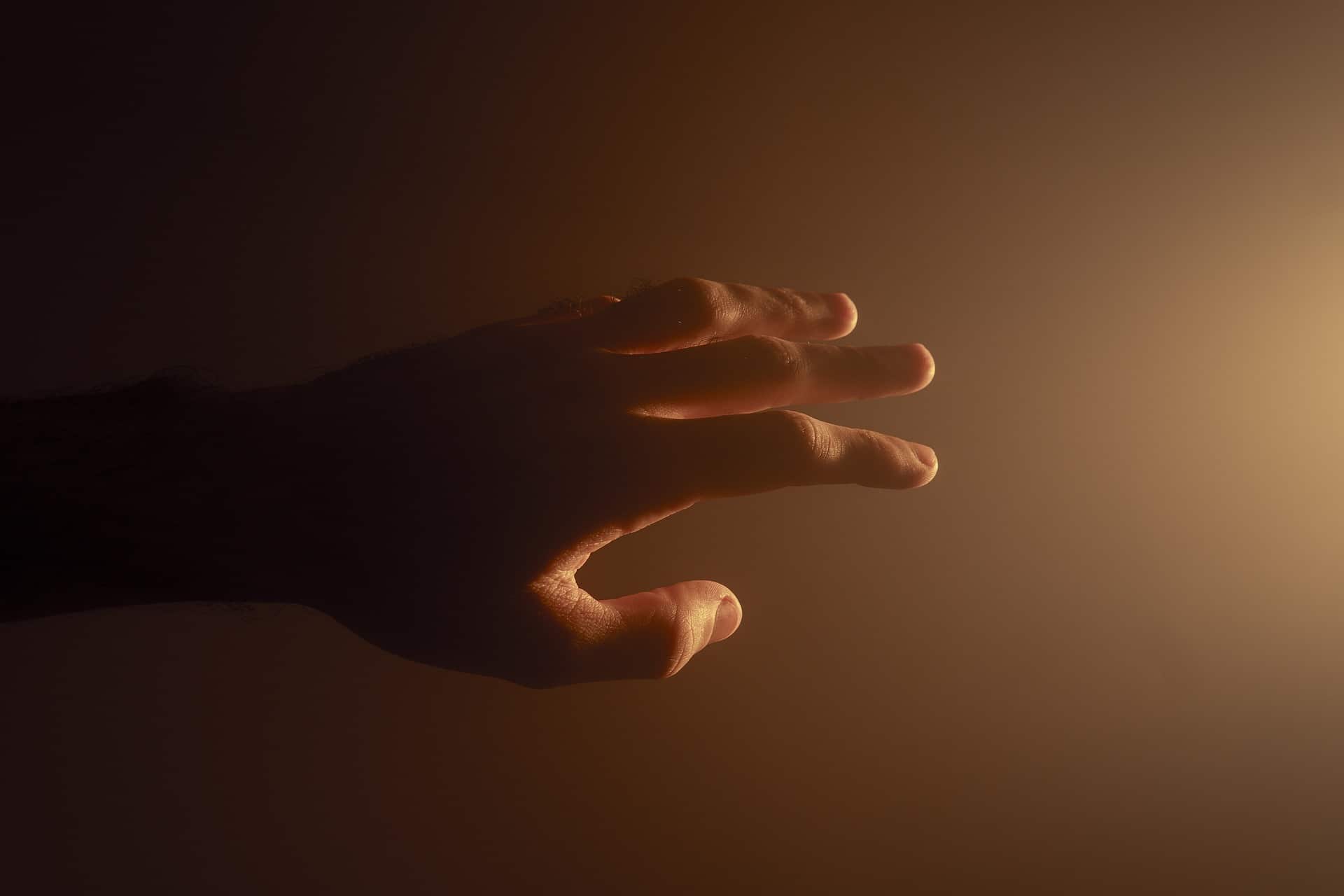 Найдена связь между постукиванием пальцами и болезнью Альцгеймера