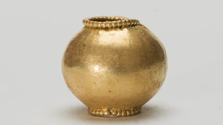 Золотая бусина / © Arkeologisk museum, UIS